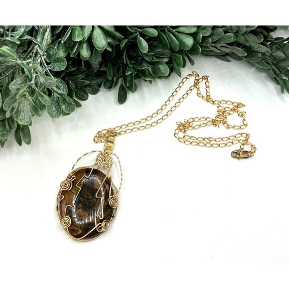 Tigers Eye Pendant Necklace With Gold Wire Wrap and Chain - Picture 2 of 5